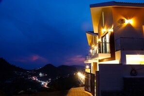 Premium Room | Desk, iron/ironing board, free WiFi, bed sheets - May Flower Cottage  (Ooty)