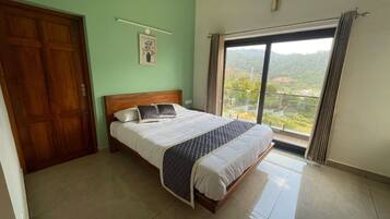 Premium Room | Desk, iron/ironing board, free WiFi, bed sheets