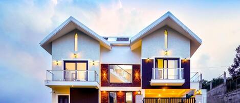 Premium Room | Desk, iron/ironing board, free WiFi, bed sheets