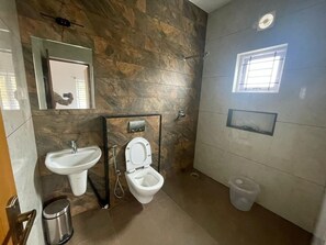 Desk, iron/ironing board, free WiFi, bed sheets - May Flower Cottage  (Ooty)