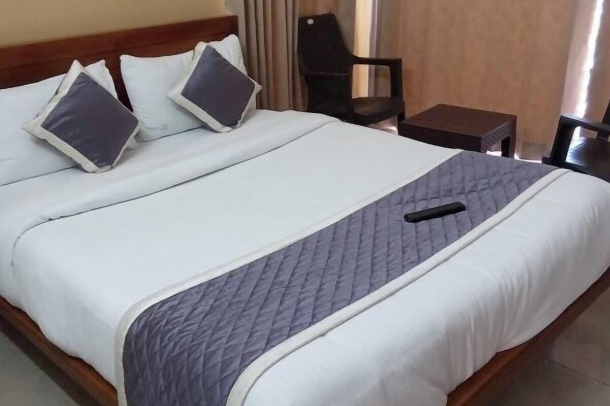 Standard Double Room | Desk, iron/ironing board, WiFi (free), bed sheets