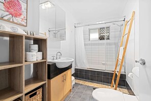 Shower, hair dryer, towels