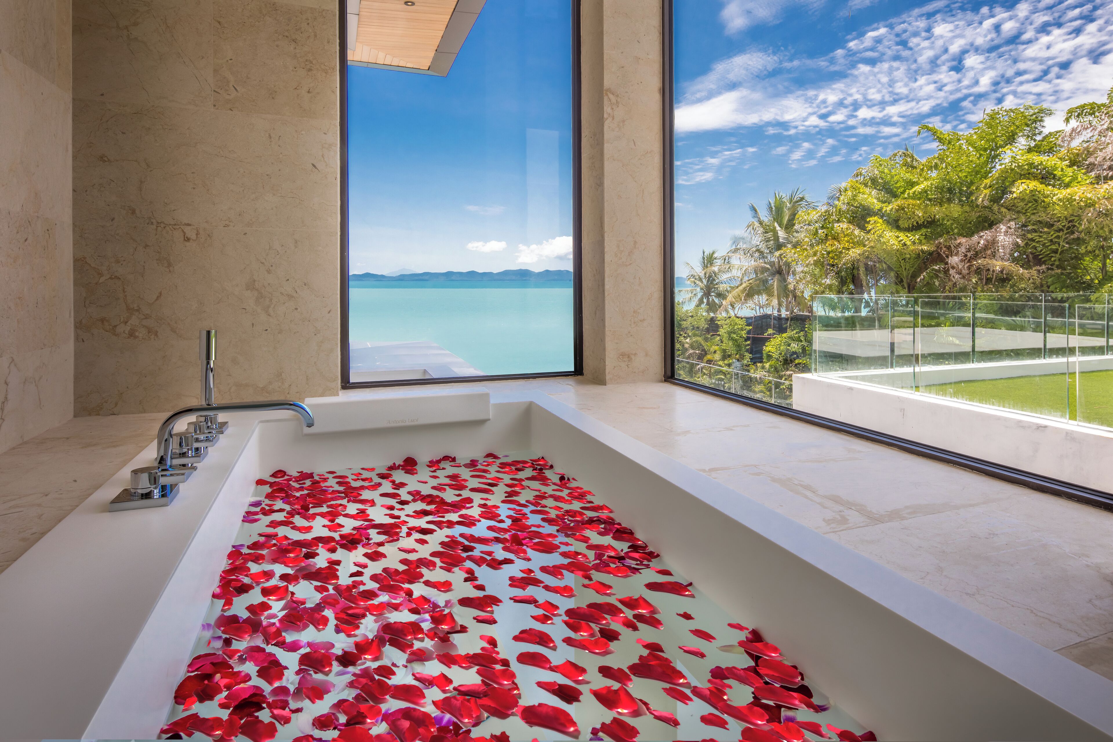 Artículos de higiene personal gratuitos, secador de pelo y zapatillas