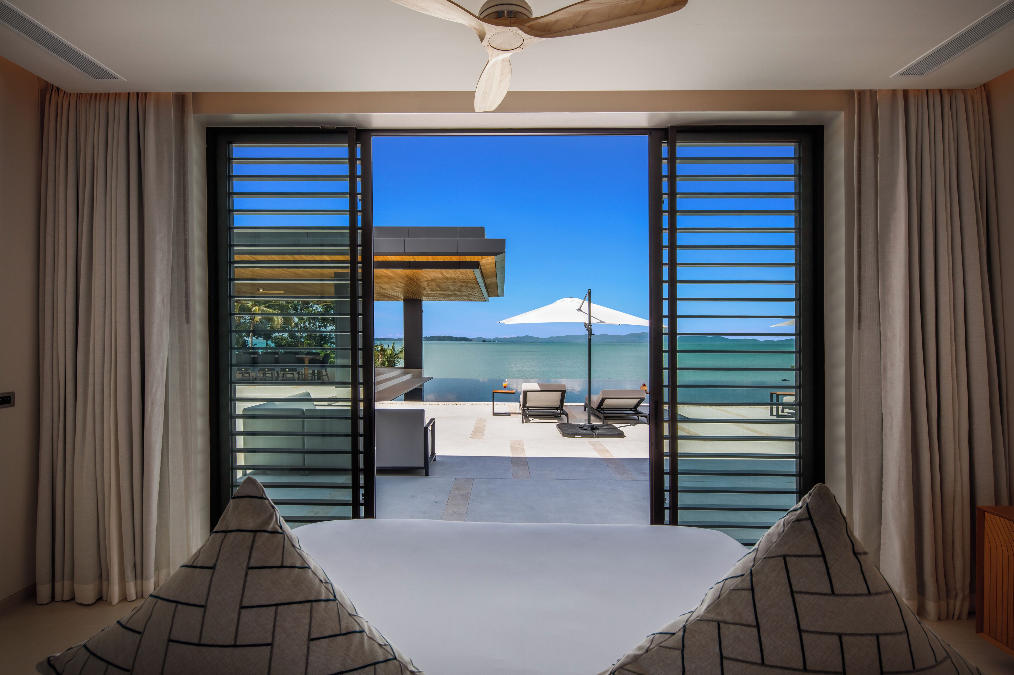 Ropa de cama de alta calidad y caja de seguridad en la habitación 