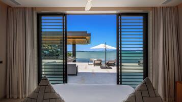 Ropa de cama de alta calidad y caja de seguridad en la habitación