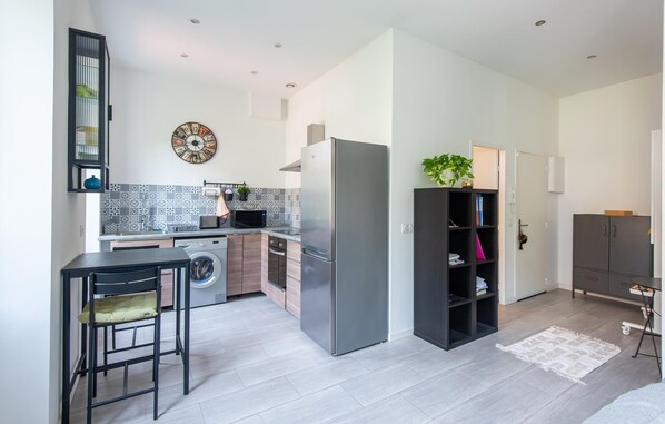 Fridge, microwave, oven, cookware/dishes/utensils