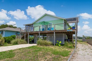 Children’s area - Classic Dog Friendly Beach Home with Hot Tub Overlooking the Marsh and Davis Canal (Oak Island)