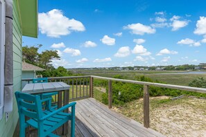 Outdoor dining - Classic Dog Friendly Beach Home with Hot Tub Overlooking the Marsh and Davis Canal (Oak Island)
