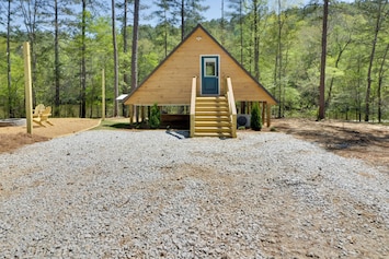 Heflin Vacation Rental | Studio | 1BA | 528 Sq Ft | Stairs Required