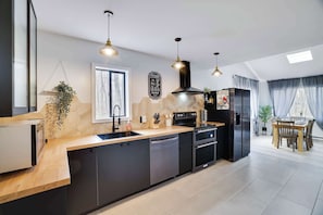 Geladeira, micro-ondas, fogão, cooktop