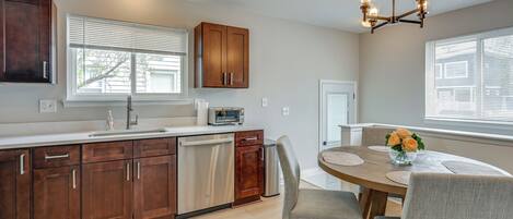 Fridge, microwave, stovetop, dishwasher