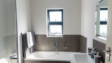 Suihku, hiustenkuivaaja, pyyhkeet, saippua