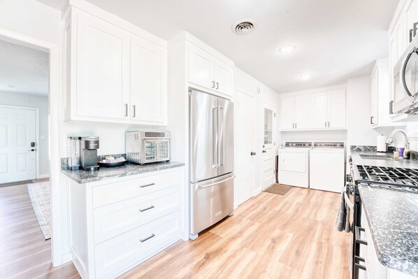 Frigorífico, microondas, horno y placa de cocina