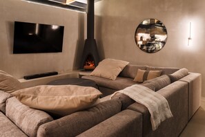 Smart TV, chimenea y estéreo