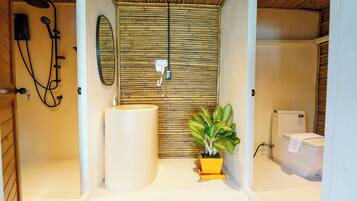 Phòng đôi Deluxe, quang cảnh biển | Phòng tắm | Buồng tắm vòi sen, máy sấy tóc, khăn tắm, xà phòng