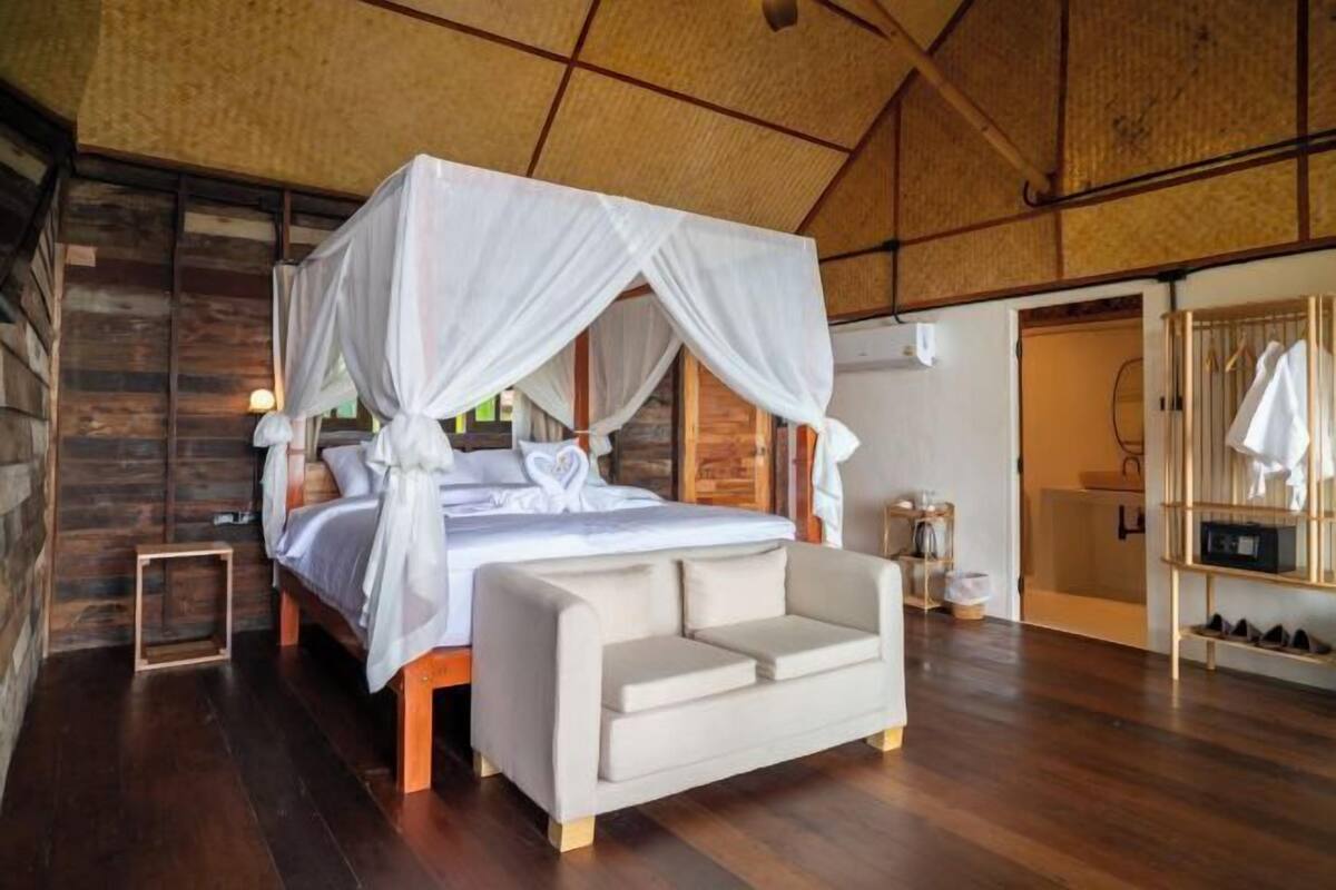 Premium bedding, free cribs/infant beds, free WiFi, bed sheets