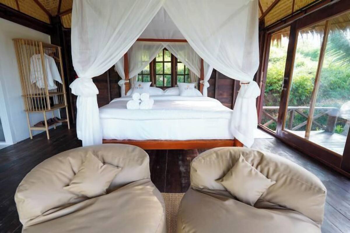 Premium bedding, free cribs/infant beds, free WiFi, bed sheets