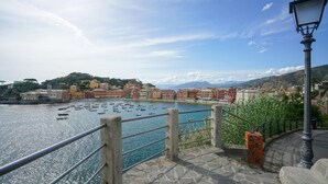 A coastal town with a stone staircase leading to a waterfront promenade, a lamp post, and a view of boats on the sea. - 2 bedroom lovely apartment in Lavagna (Lavagna)