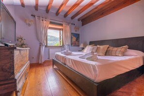 5 habitaciones, escritorio y tabla de planchar con plancha 