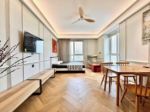 Safe på rommet, skrivebord og skrivebord for bærbar PC