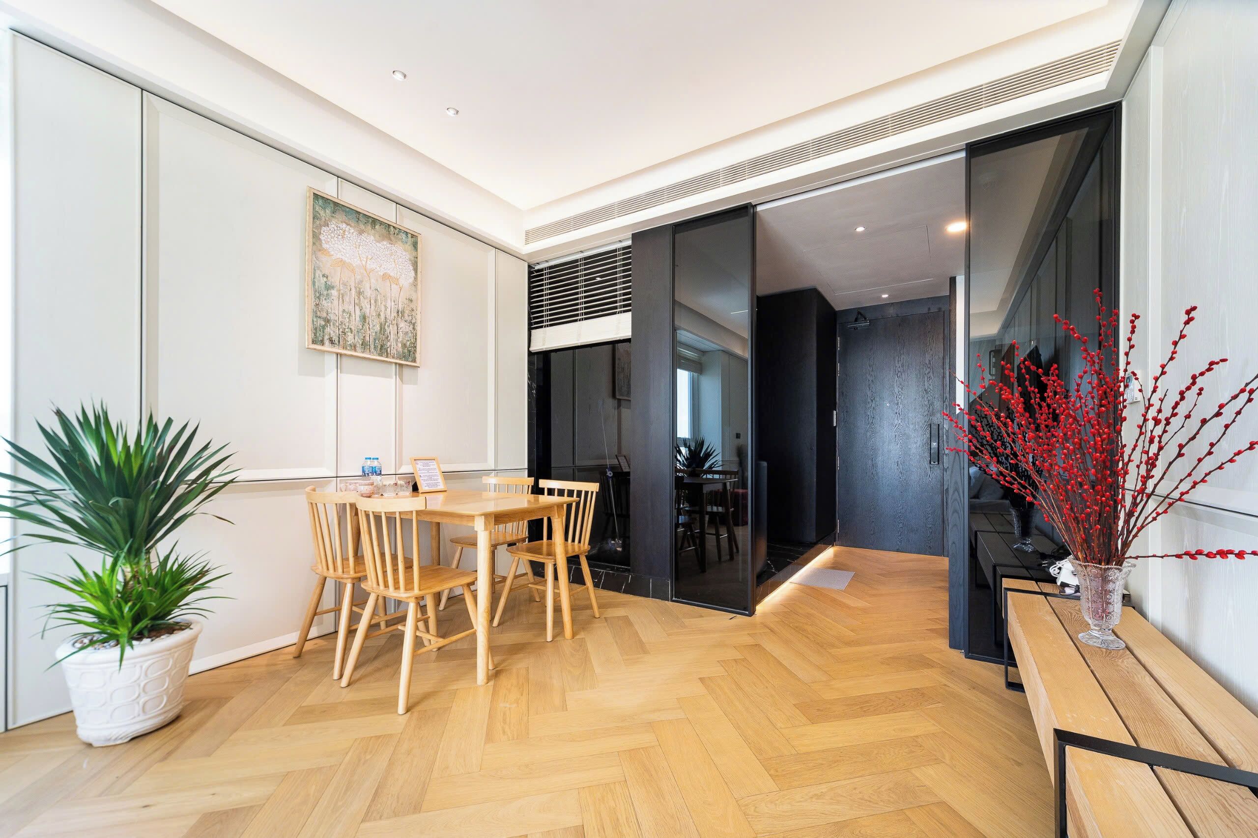 客房内保险箱、办公桌、笔记本电脑工作区、遮光窗帘