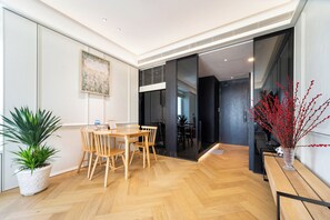 Caja de seguridad en la habitación y escritorio 