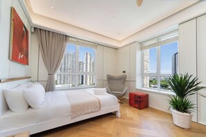 Safe på rommet, skrivebord og skrivebord for bærbar PC