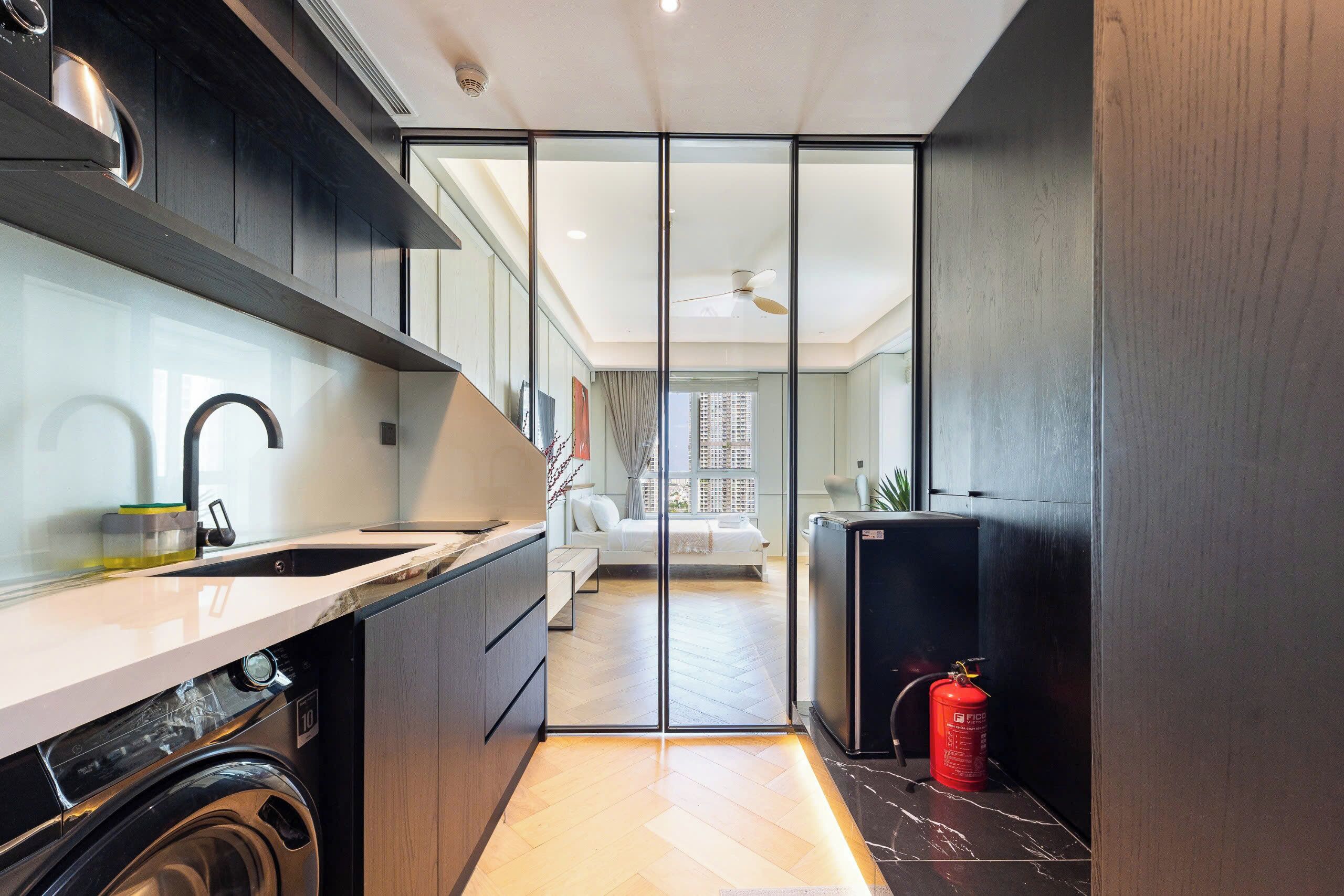 Frigobar, microondas, placa de cocina, silla alta para bebés