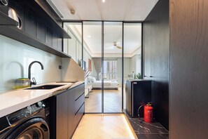 Frigobar, microondas, placa de cocina, silla alta para bebés