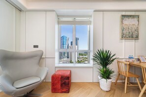 Safe på rommet, skrivebord og skrivebord for bærbar PC