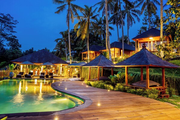 Una piscina al aire libre