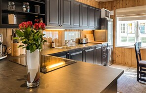 Kjøleskap, kokeplater, oppvaskmaskin og kaffetrakter/tekoker