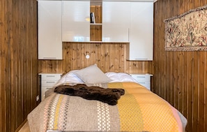5 bedrooms, travel crib, free WiFi - Gorgeous home in Bjorli with WiFi (Bjorli)
