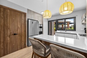 Een koelkast, een microgolfoven, een oven, een kookplaat