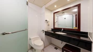 Phòng đôi Deluxe | Phòng tắm | Buồng tắm vòi sen, máy sấy tóc, khăn tắm, xà phòng