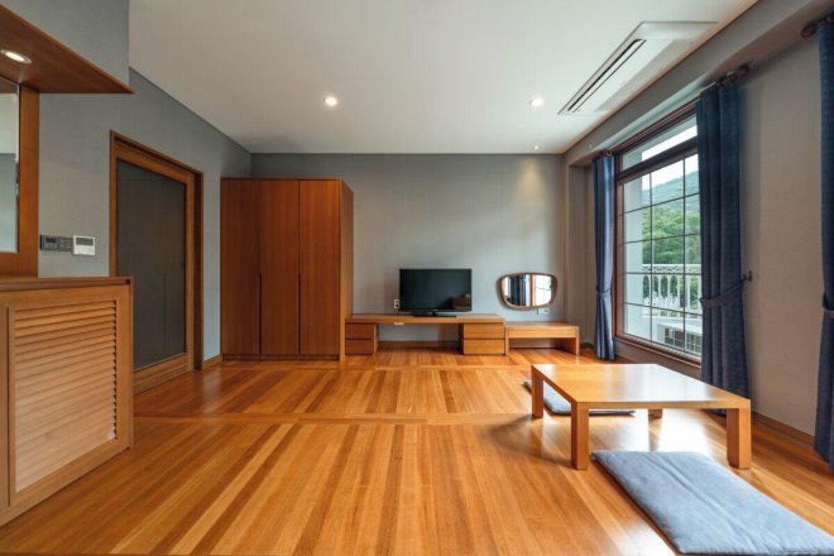 Family Room (Garden View)