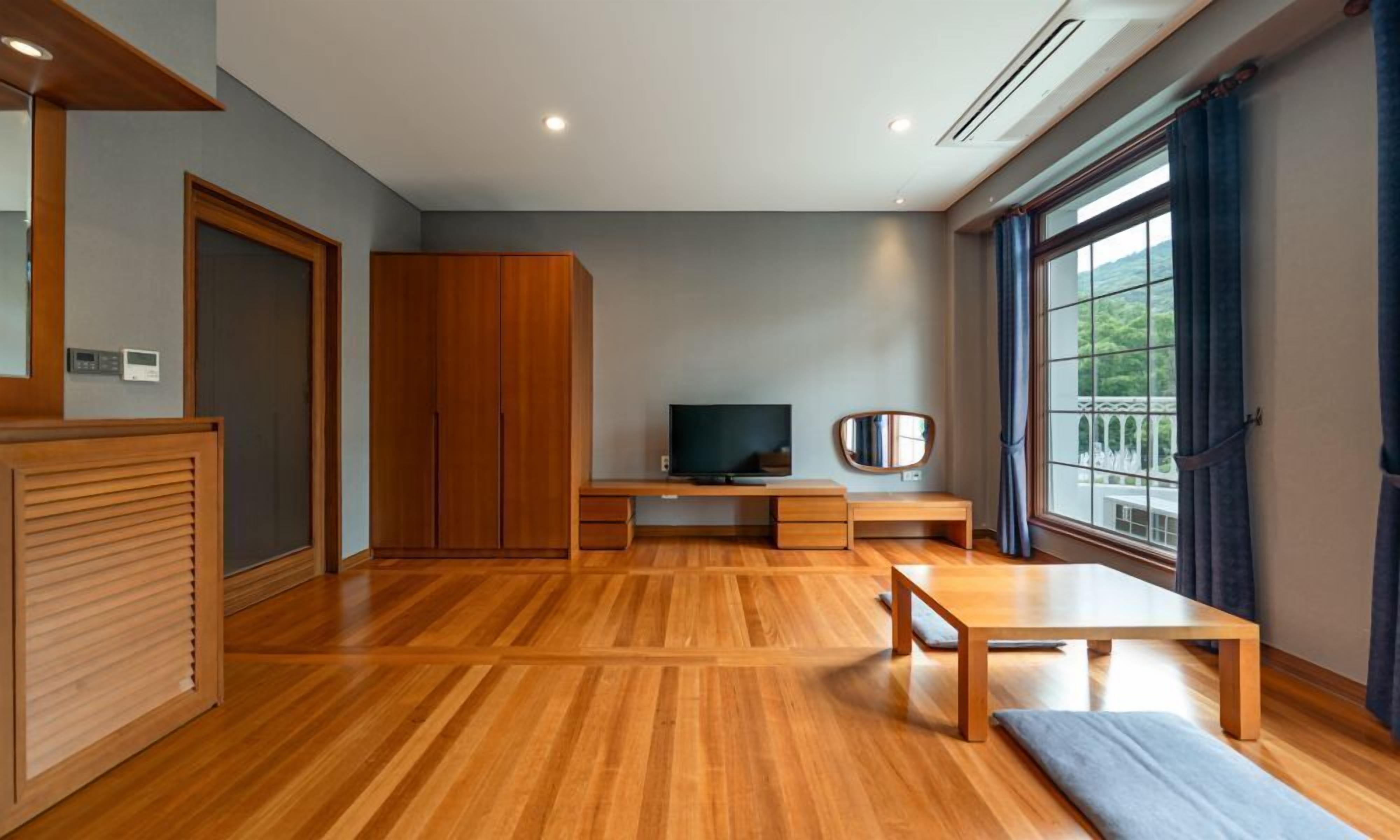 패밀리룸 | 각각 다른 스타일의 인테리어, 각각 다르게 가구 비치, 무료 WiFi, 침대 시트