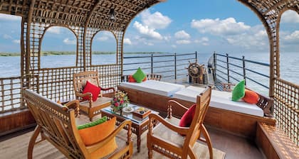 Kumarakom Lake Resort Houseboats