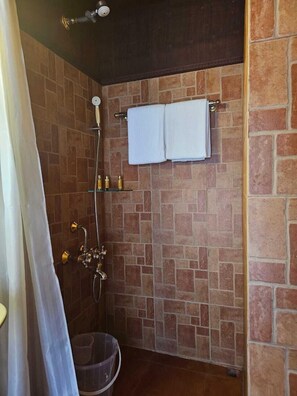 Shower, pengering rambut, jubah mandi, dan sandal