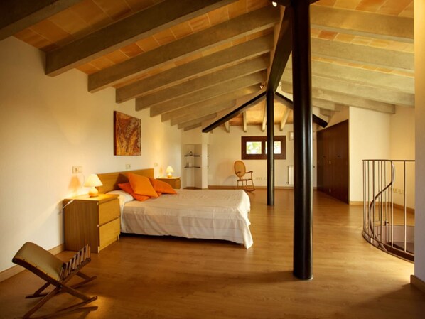 4 bedrooms, iron/ironing board, WiFi