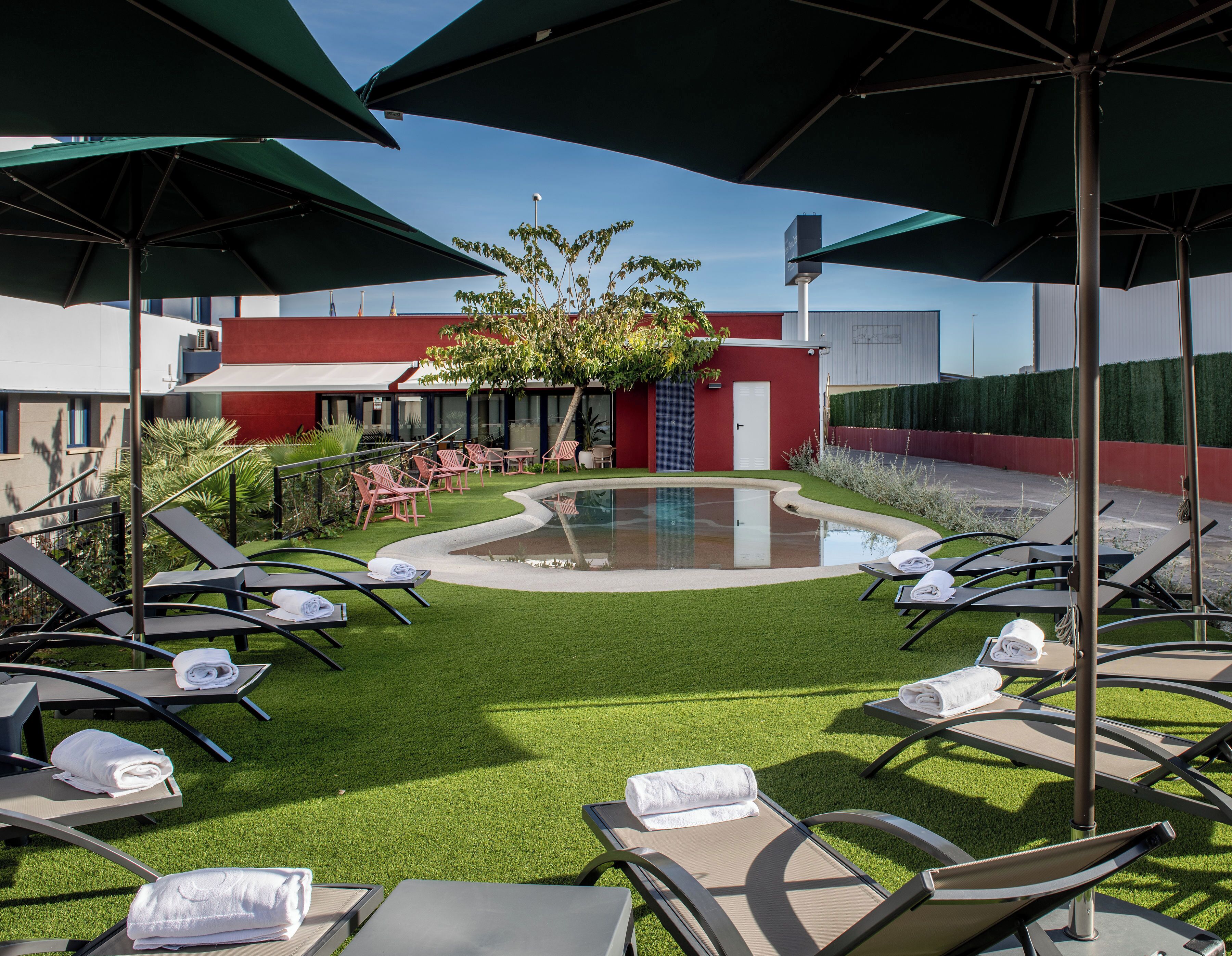 季节性开放的室外游泳池