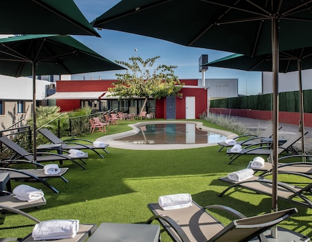 Una piscina al aire libre de temporada. Hotel Sercotel Plana Onda