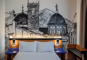 クラシック ダブルルーム | セーフティボックス (室内)、デスク、遮光カーテン、WiFi (無料)