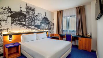 Klassieke tweepersoonskamer | Een kluis op de kamer, een bureau, verduisterende gordijnen, gratis wifi