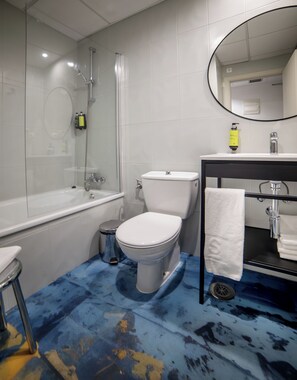 Cofres nos quartos, escrivaninha, cortinas blackout, Wi-Fi de cortesia