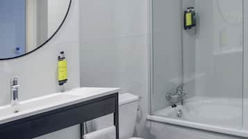 Ein modernes Badezimmer mit einem weißen Waschbecken, einer Toilette und einer Duschkabine.