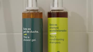 Sèche-cheveux, serviettes fournies, savon, shampoing