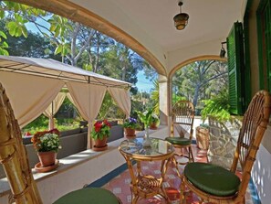 Outdoor dining - Chalet in El Toro with Pool by the Ocean (El Toro)
