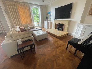 Smart TV - Luxurious 4 bedroom Apartment near Kensington Palace,with optional housekeeping. (London)