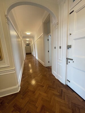 Interior - Luxurious 4 bedroom Apartment near Kensington Palace,with optional housekeeping. (London)